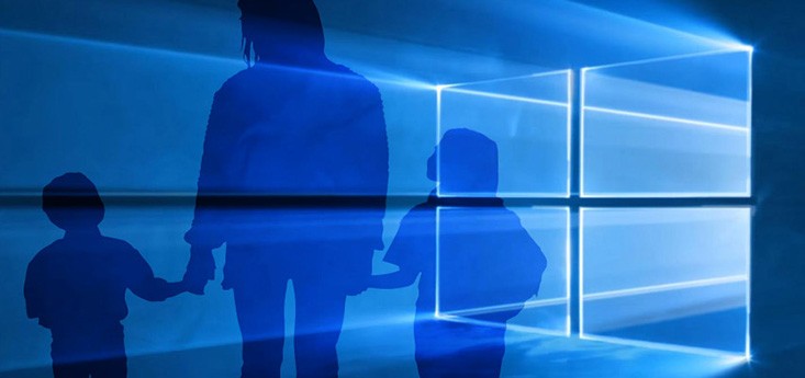 Семья на фоне эмблемы Windows 10
